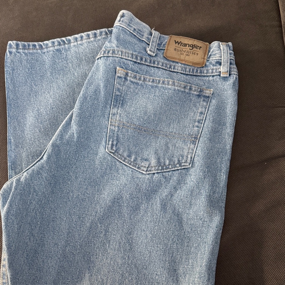 Wrangler Men's Light Blue Relaxed Jeans 38x28